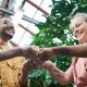 Vier lachende Menschen