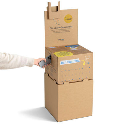 SP-Box_Sammeldrache Smartphone-Box mit Hand, die in Handy einlegt.